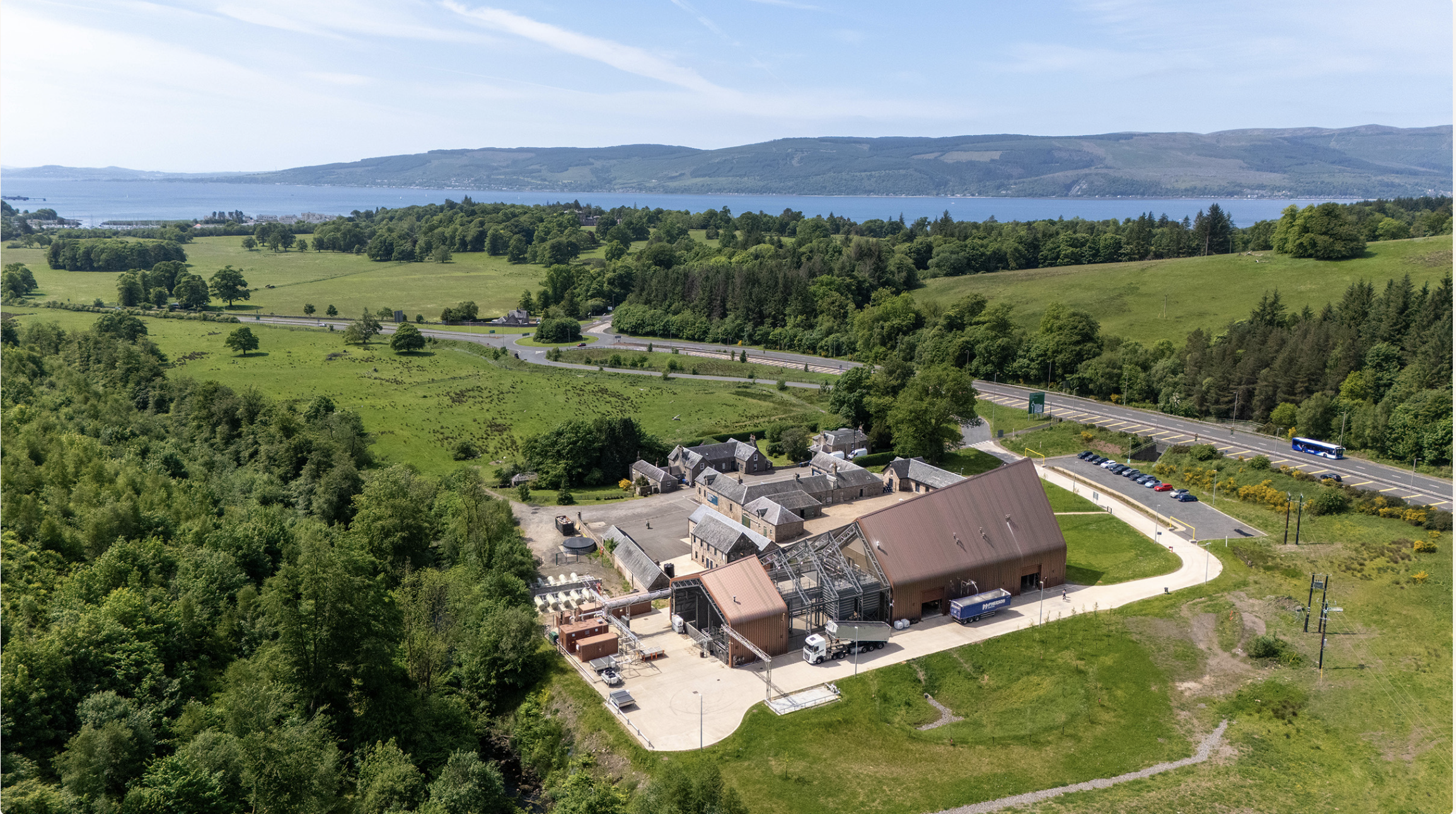 Az Ardgowan Distillery modern épülete Inverkipben